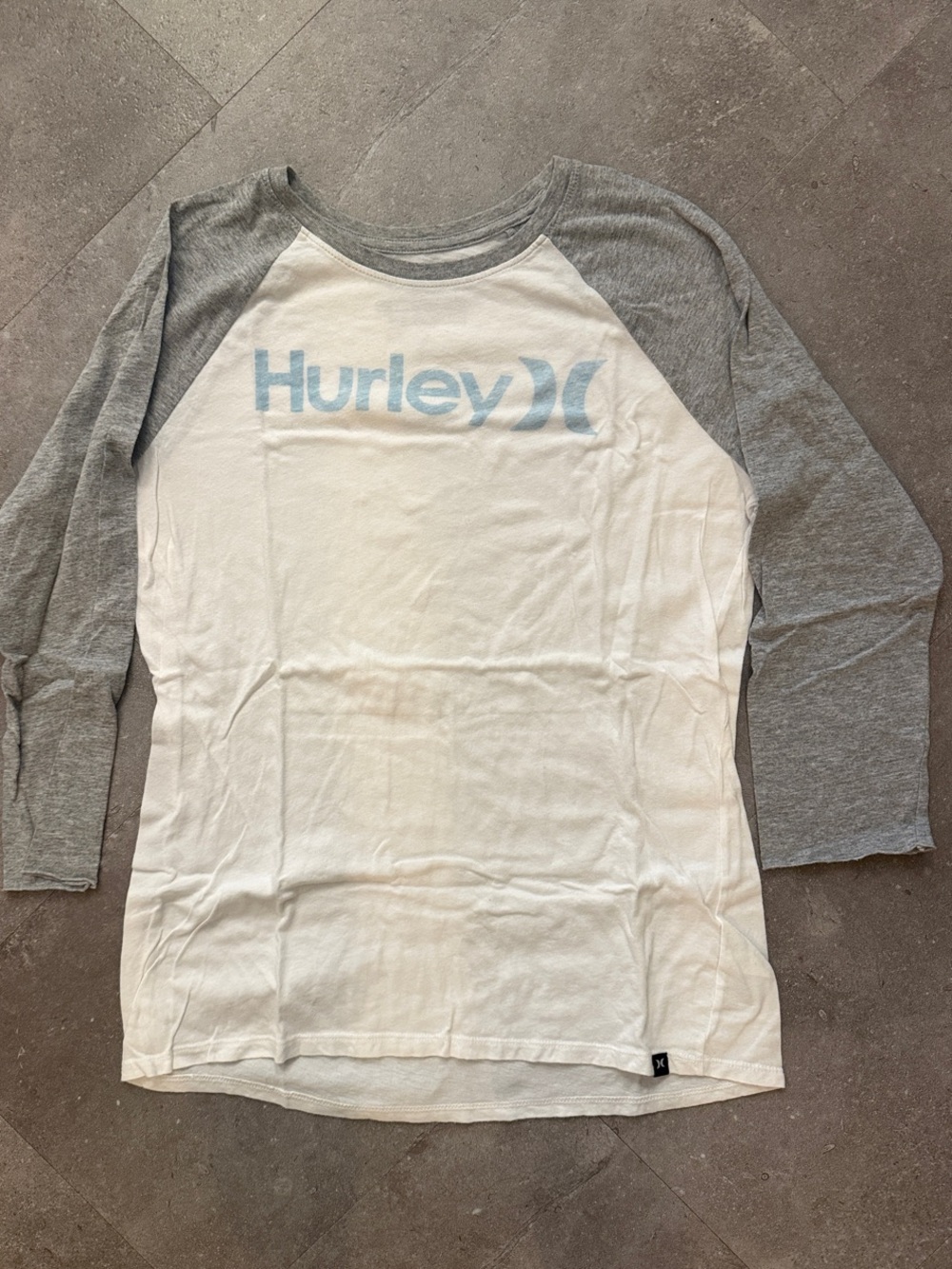 Hurley White and Gray Raglan 3/4 in. Sleeve Logo Tee Sz M